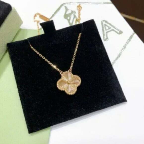 Van Cleef Arpels Vintage Alhambra pendant 18K yellow gold1